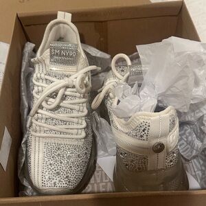 Maxima White and Brown Box